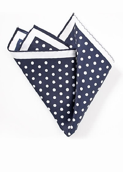 Einstecktuch aus dem gleichen Stoff und Farbe