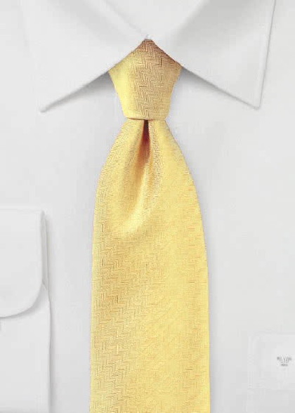 Krawatte aus dem gleichen Stoff und Farbe