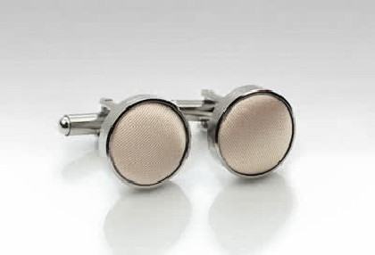 Manschettenknöpfe aus dem gleichen Stoff und Farbe