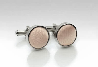 Manschettenknöpfe aus dem gleichen Stoff und Farbe