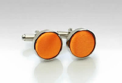 Manschettenknöpfe aus dem gleichen Stoff und Farbe